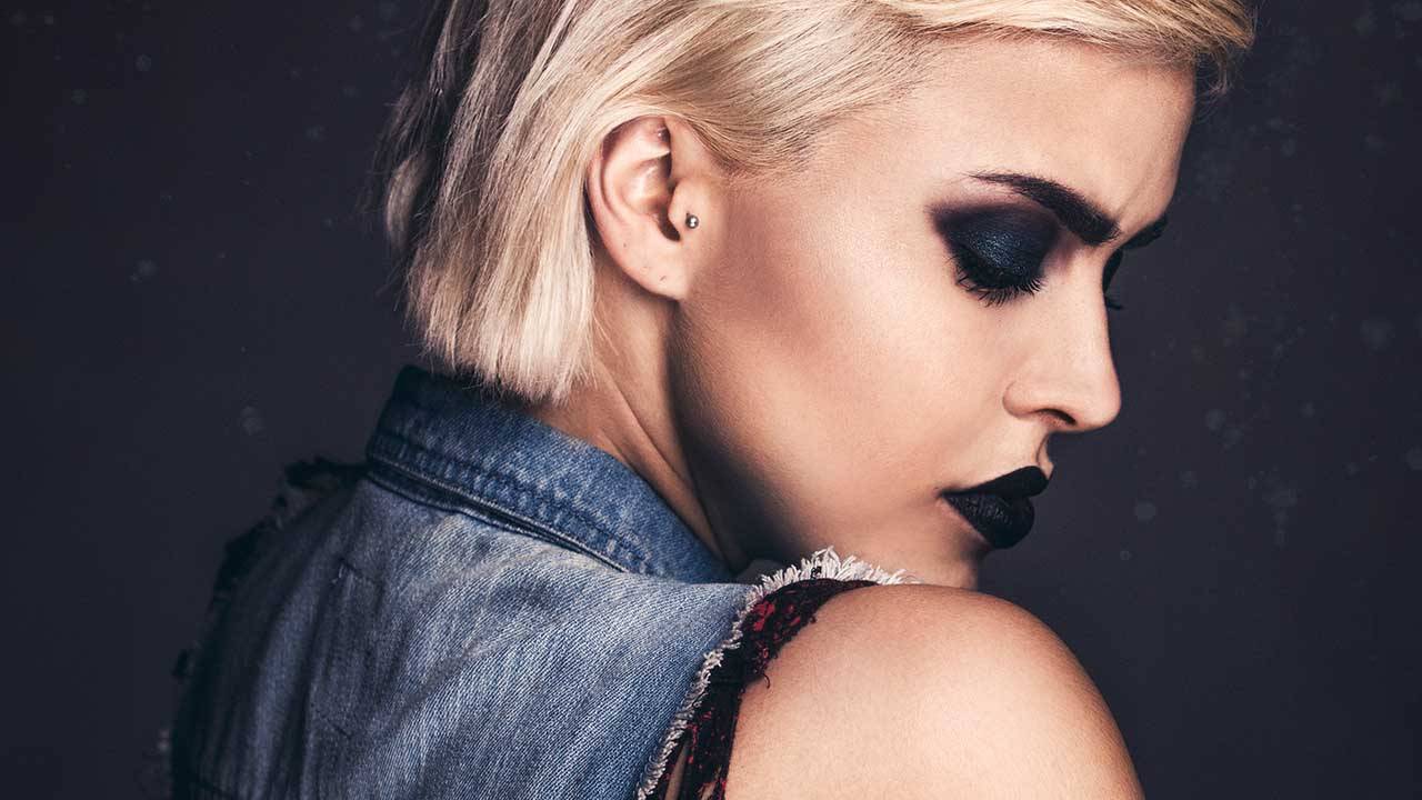 90s Eye Makeup: Embracing Bold and Grunge-Inspired Looks